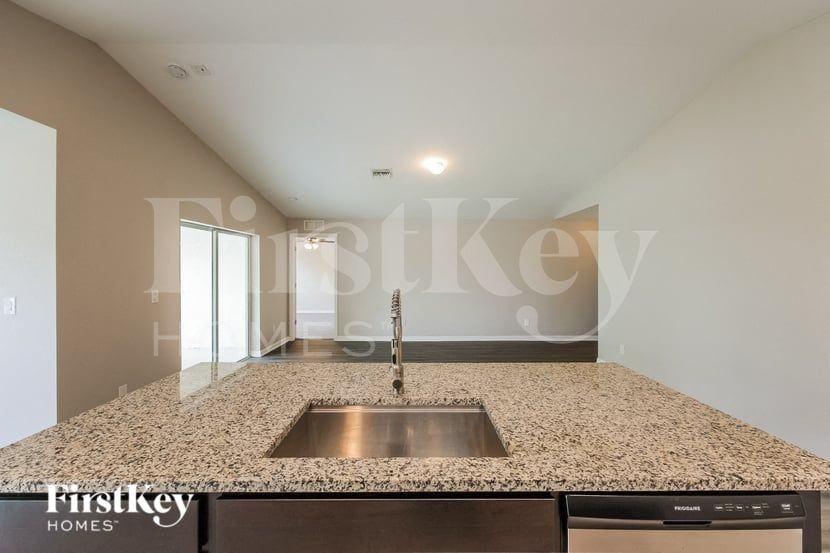 2808 Ne 2nd Pl - Photo 7 of 15