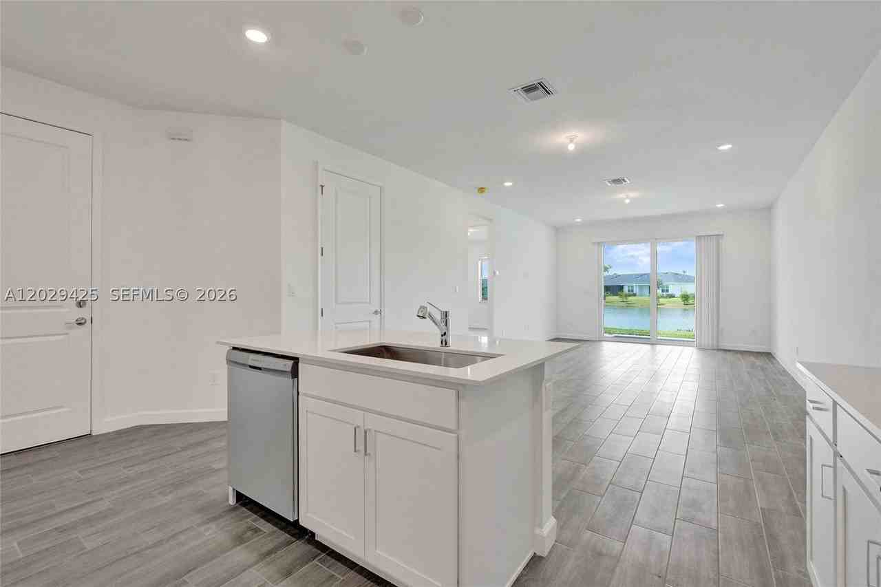 3777 Harborside Ave - Photo 4 of 50
