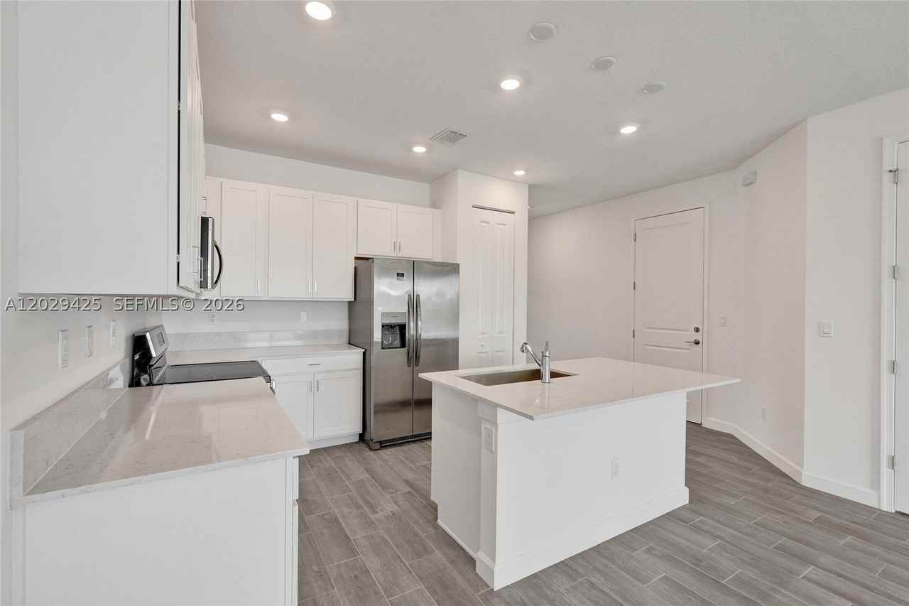3777 Harborside Ave - Photo 5 of 50