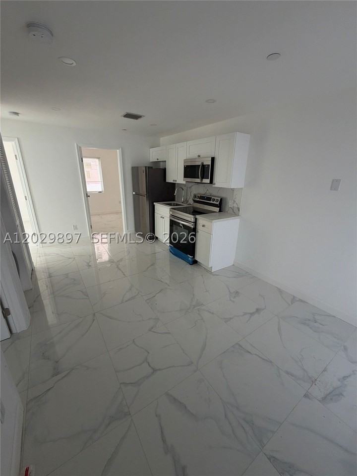 729 Sw 3rd St #2 - Photo 3 of 12