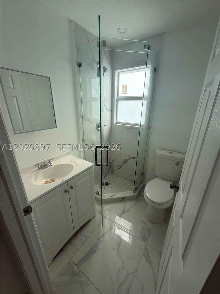 729 Sw 3rd St #2 - Photo 5 of 12