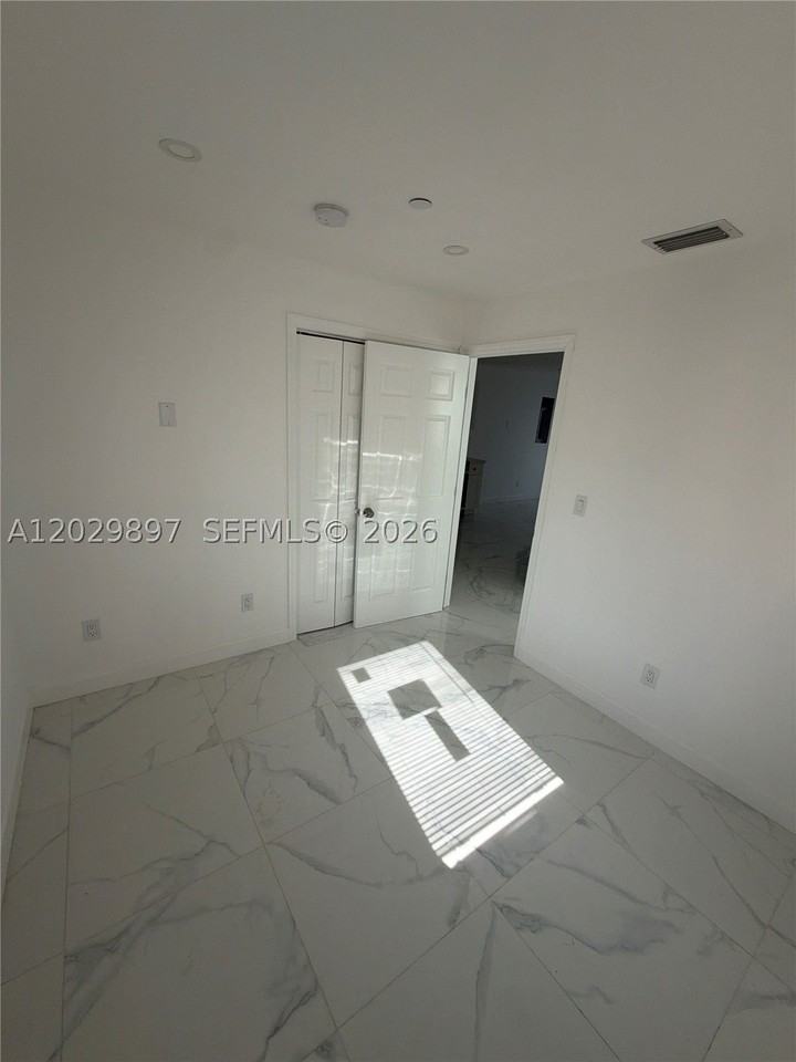 729 Sw 3rd St #2 - Photo 6 of 12