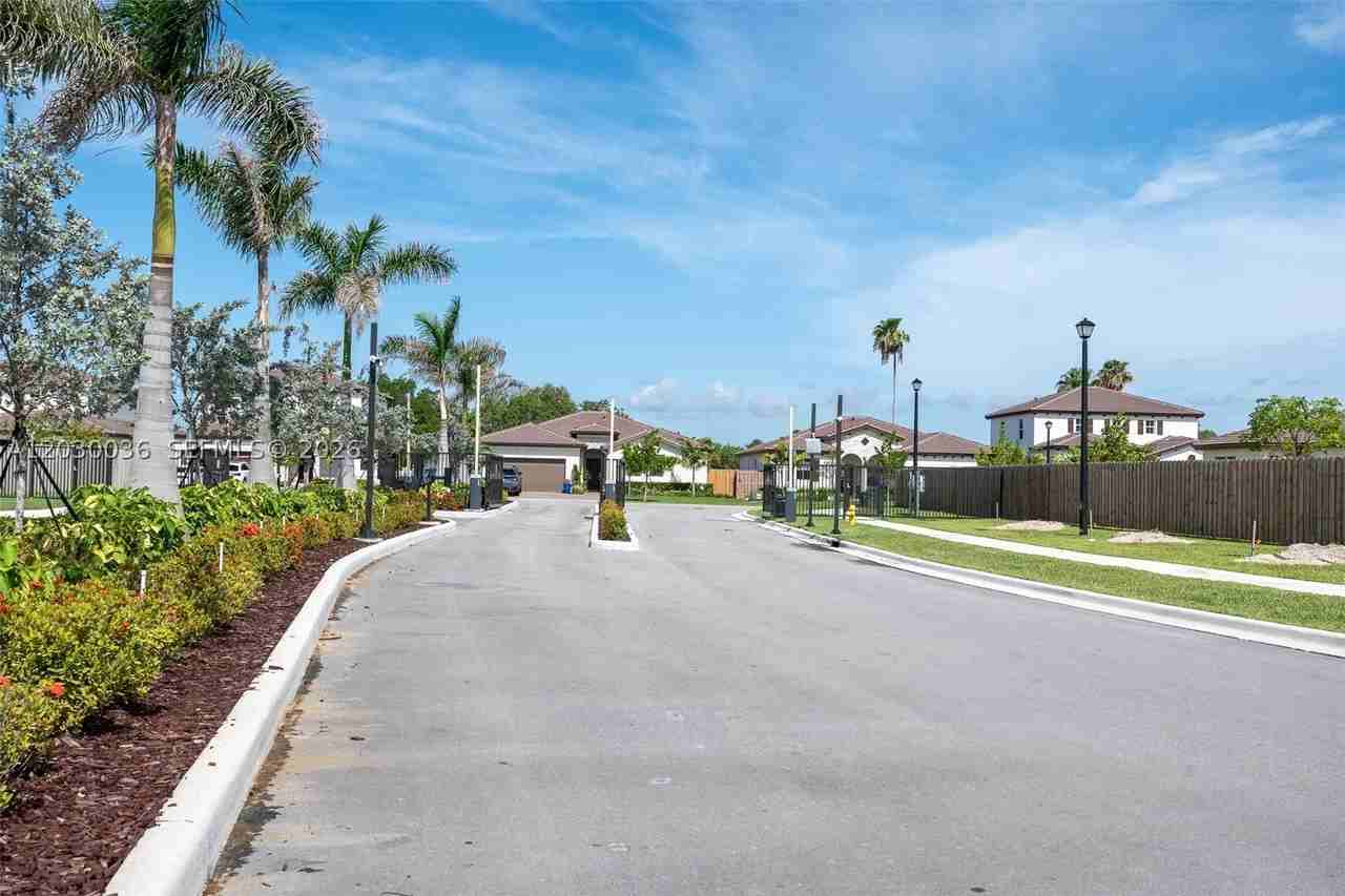 2485 Se 29th Dr - Photo 5 of 50