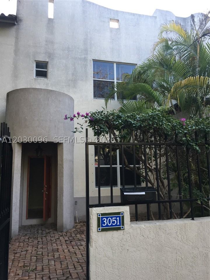 3051 Center St #9 - Photo 4 of 13
