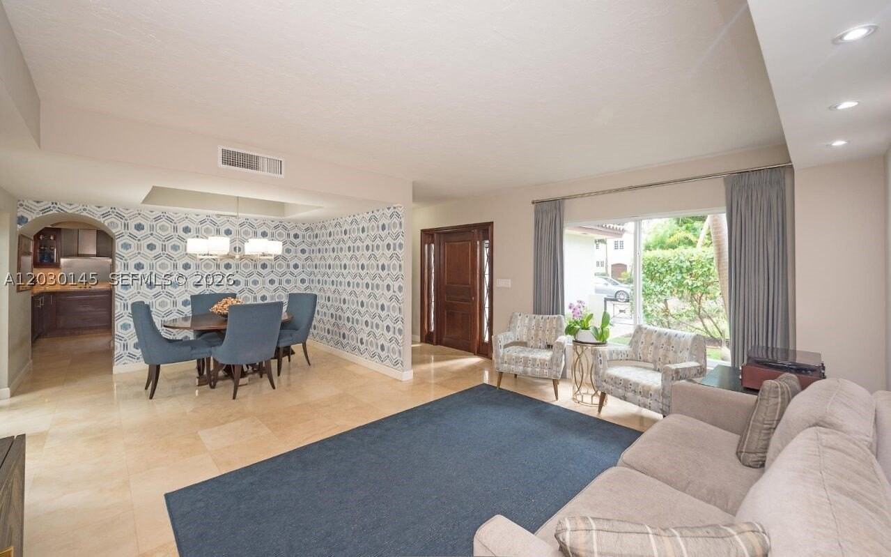423 Alhambra Cir - Photo 4 of 40