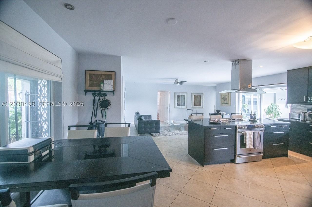 4116 Taft St - Photo 4 of 12