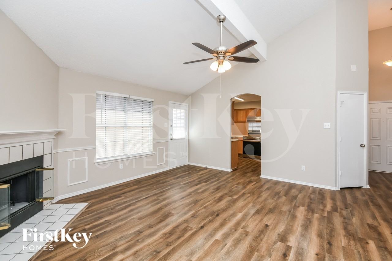 609 Hollyberry Dr - Photo 3 of 16