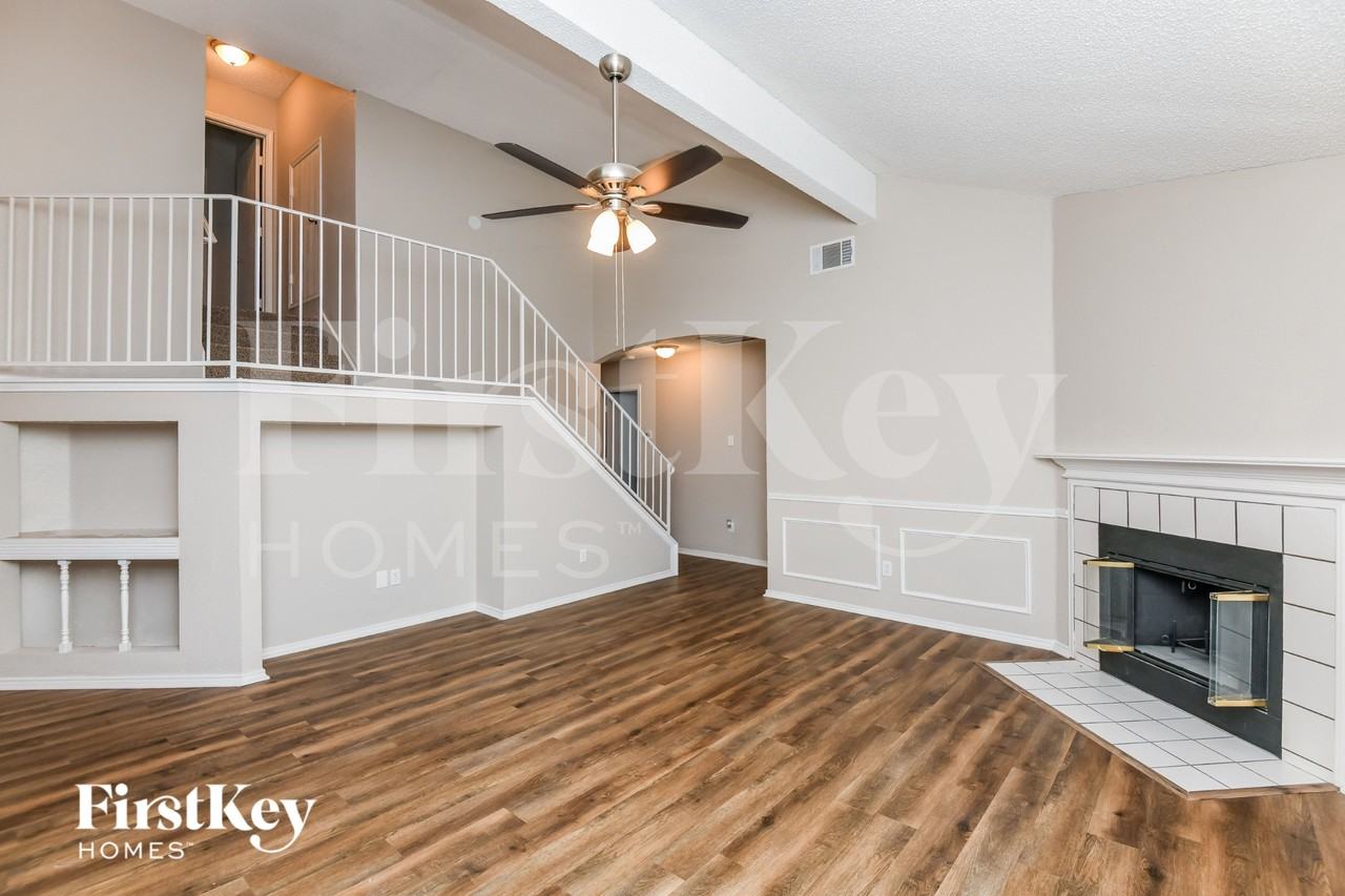 609 Hollyberry Dr - Photo 4 of 16
