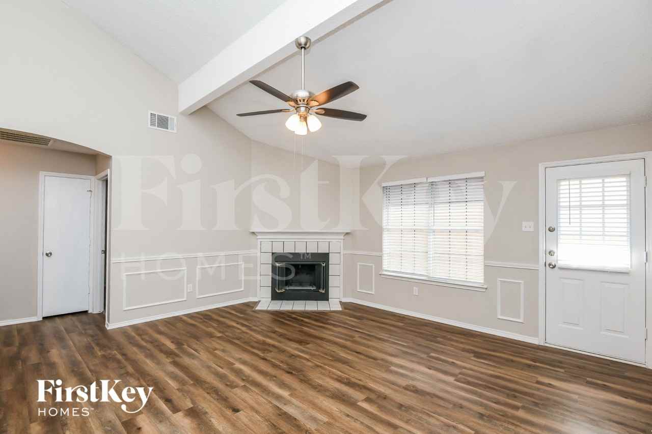 609 Hollyberry Dr - Photo 5 of 16