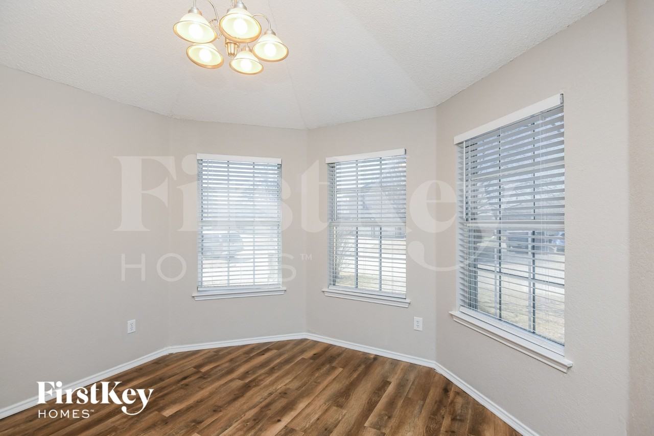 609 Hollyberry Dr - Photo 6 of 16