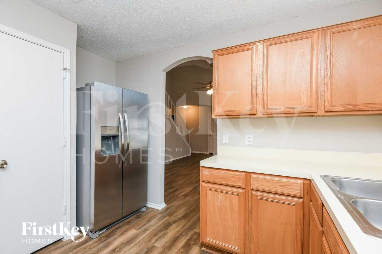 609 Hollyberry Dr - Photo 7 of 16