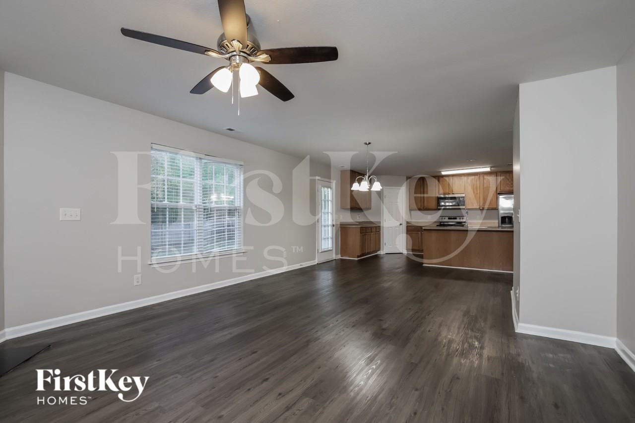 612 Brassfield Dr - Photo 4 of 16