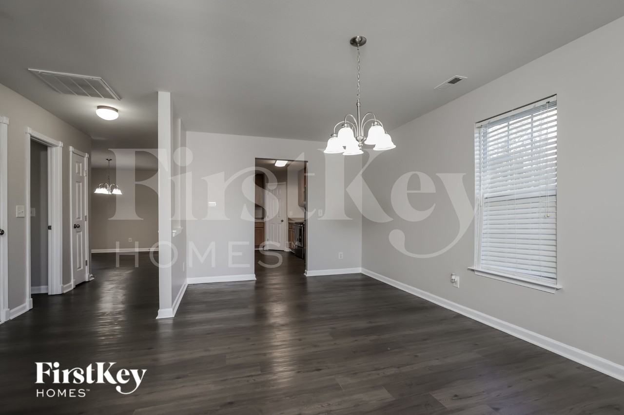 612 Brassfield Dr - Photo 5 of 16