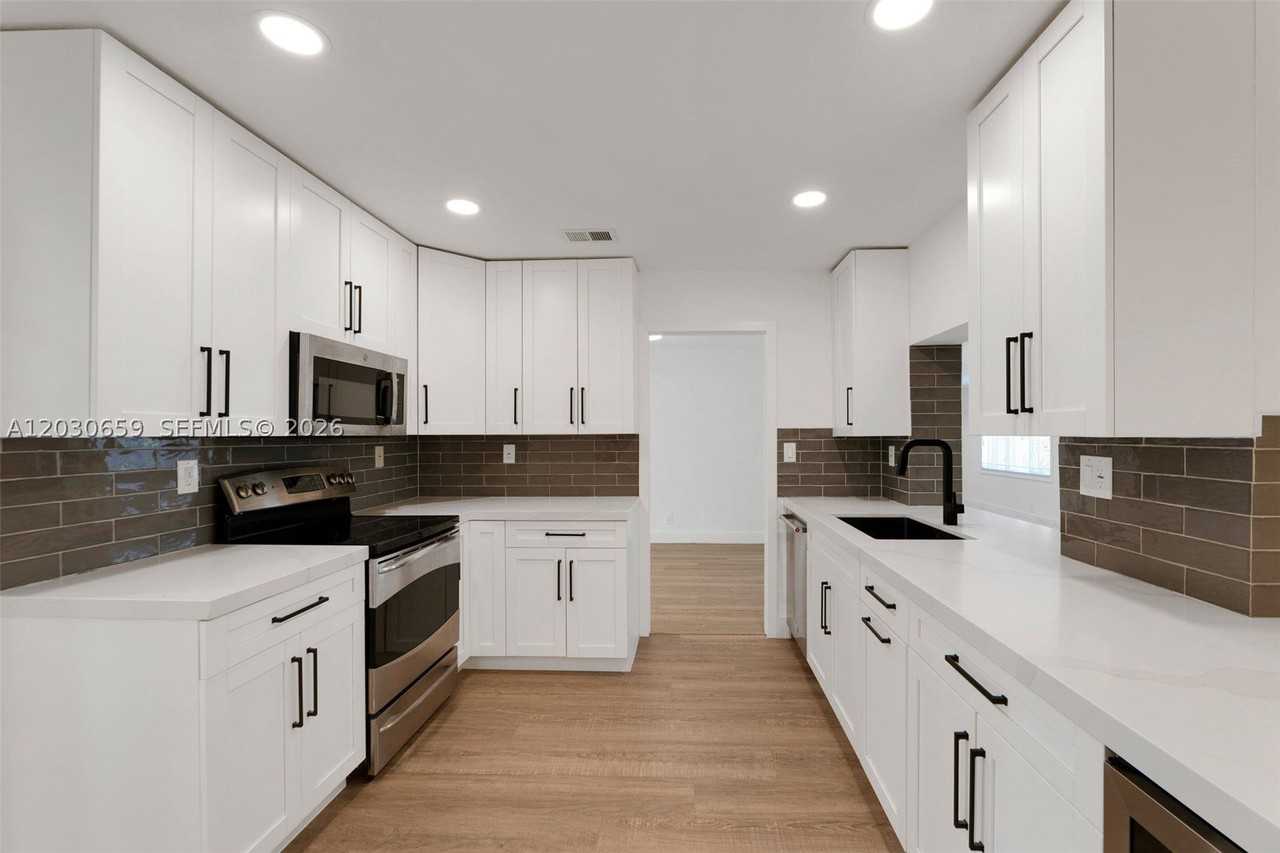 6341 Ne 22nd Ave - Photo 3 of 36