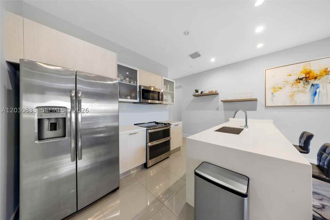 1025 Ne 18th Ave #104 - Photo 4 of 23