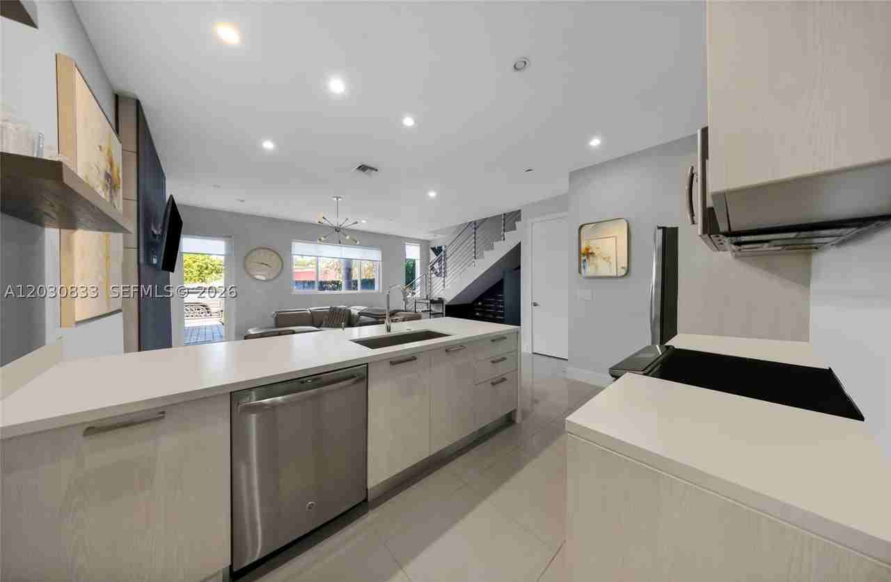 1025 Ne 18th Ave #104 - Photo 5 of 23