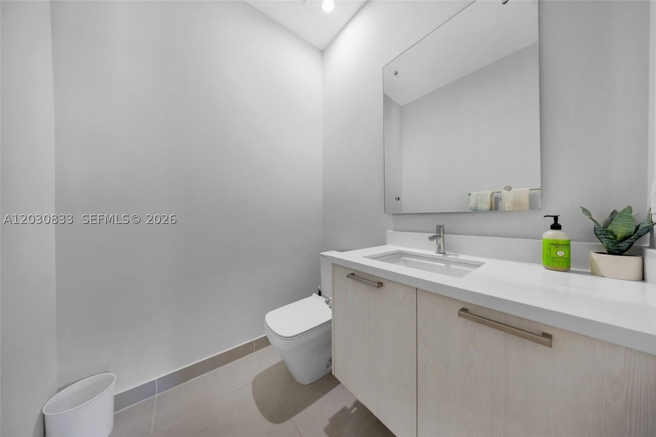 1025 Ne 18th Ave #104 - Photo 7 of 23