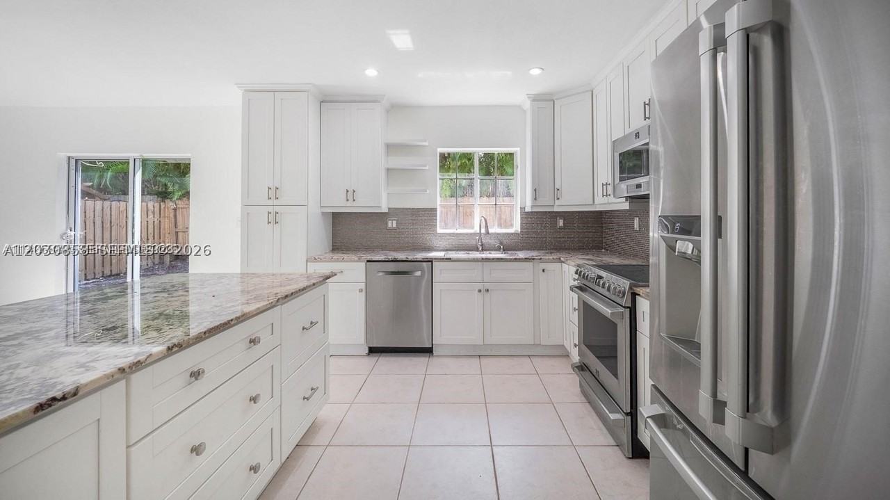 9712 Sw 213th Ter - Photo 4 of 21