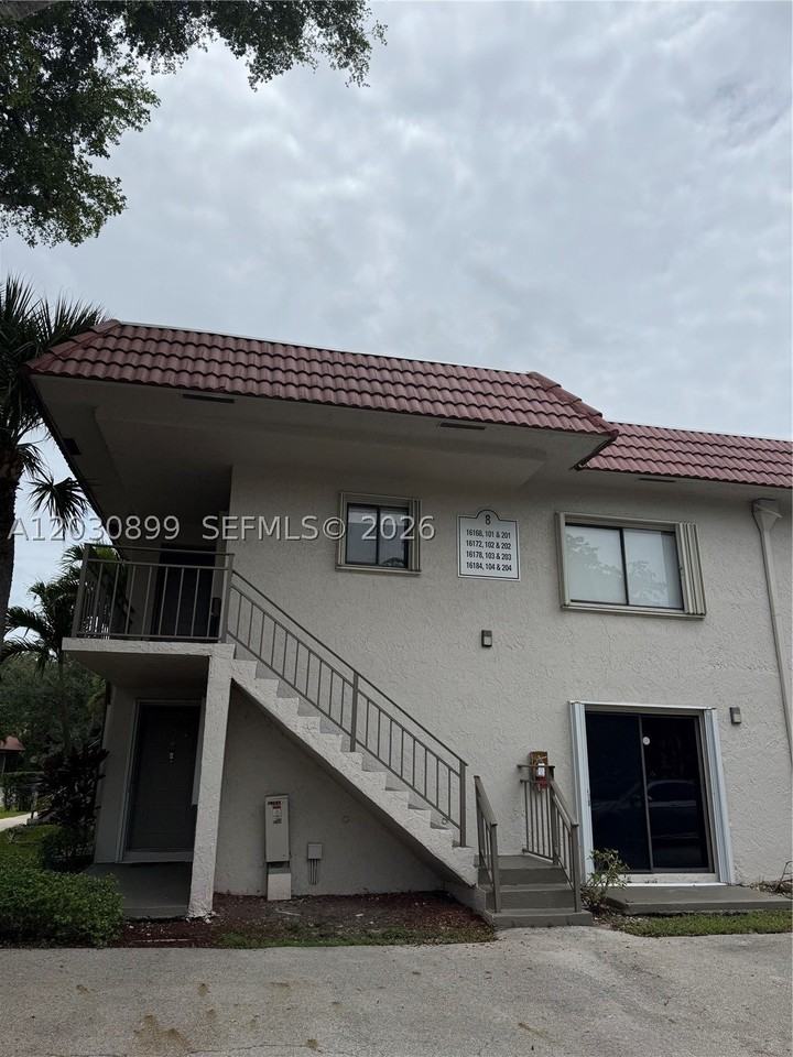 16184 Laurel Dr #204