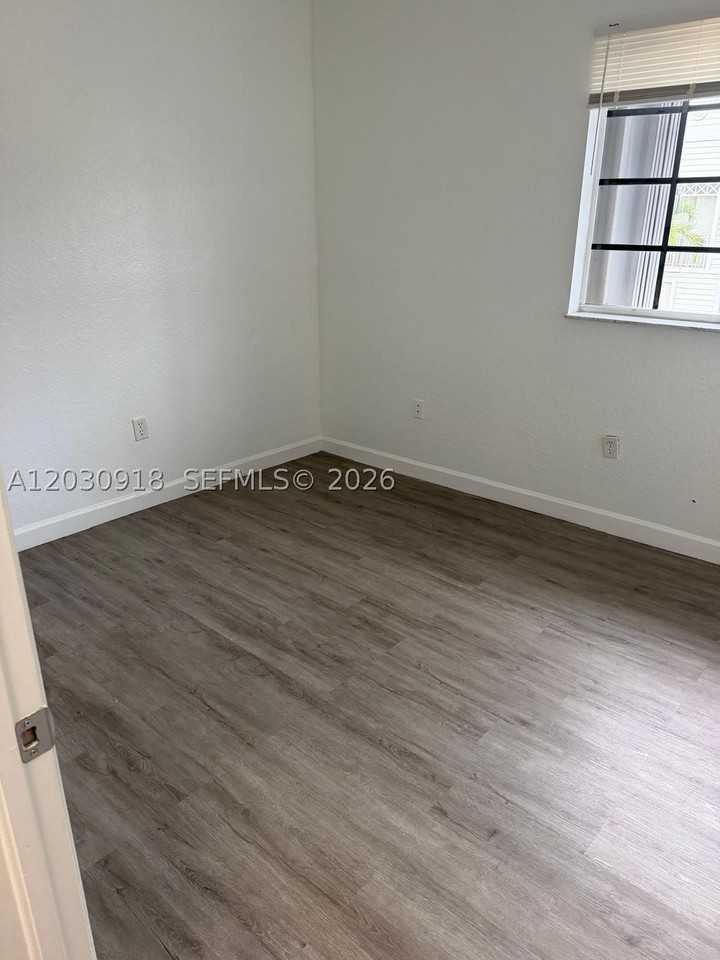 374 Ne 27th Ave #203 - Photo 5 of 24