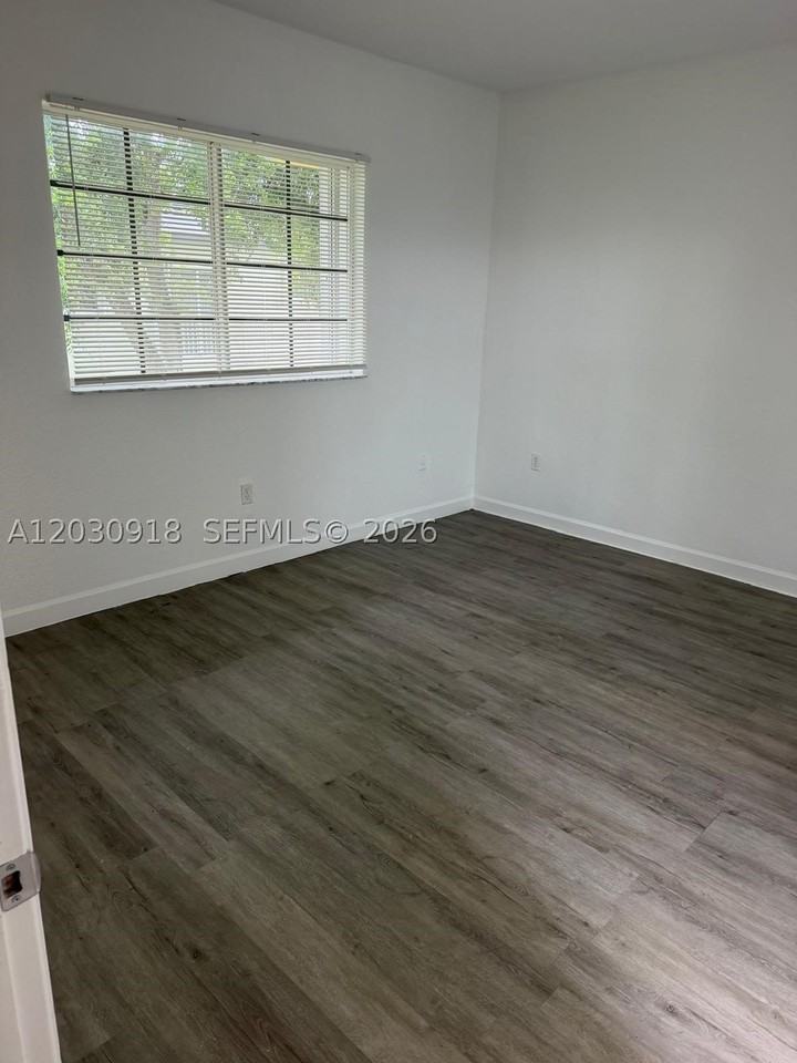 374 Ne 27th Ave #203 - Photo 6 of 24