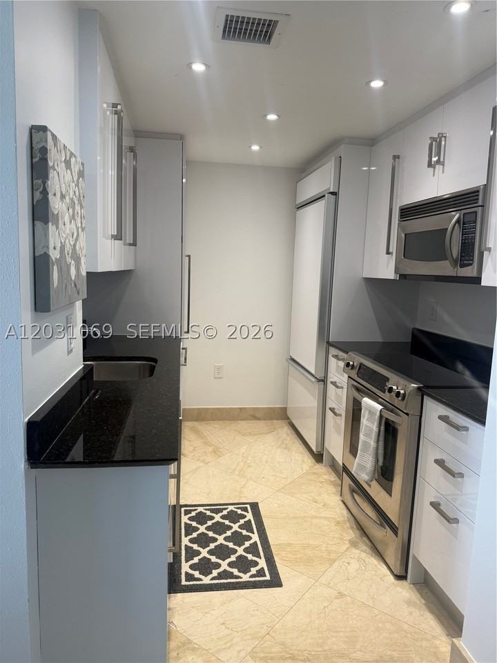 10275 Collins Ave #1221 - Photo 3 of 14