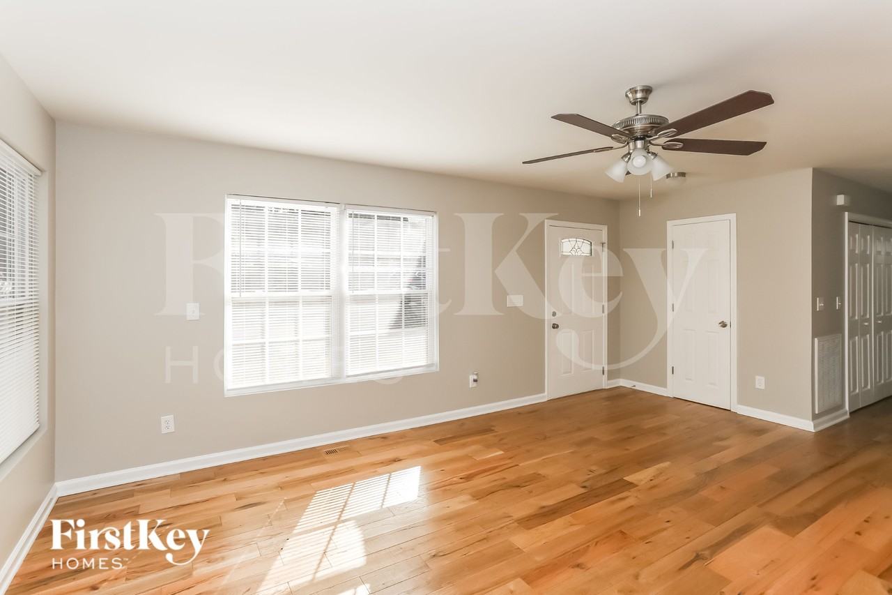 1018 Austin Ave - Photo 5 of 16