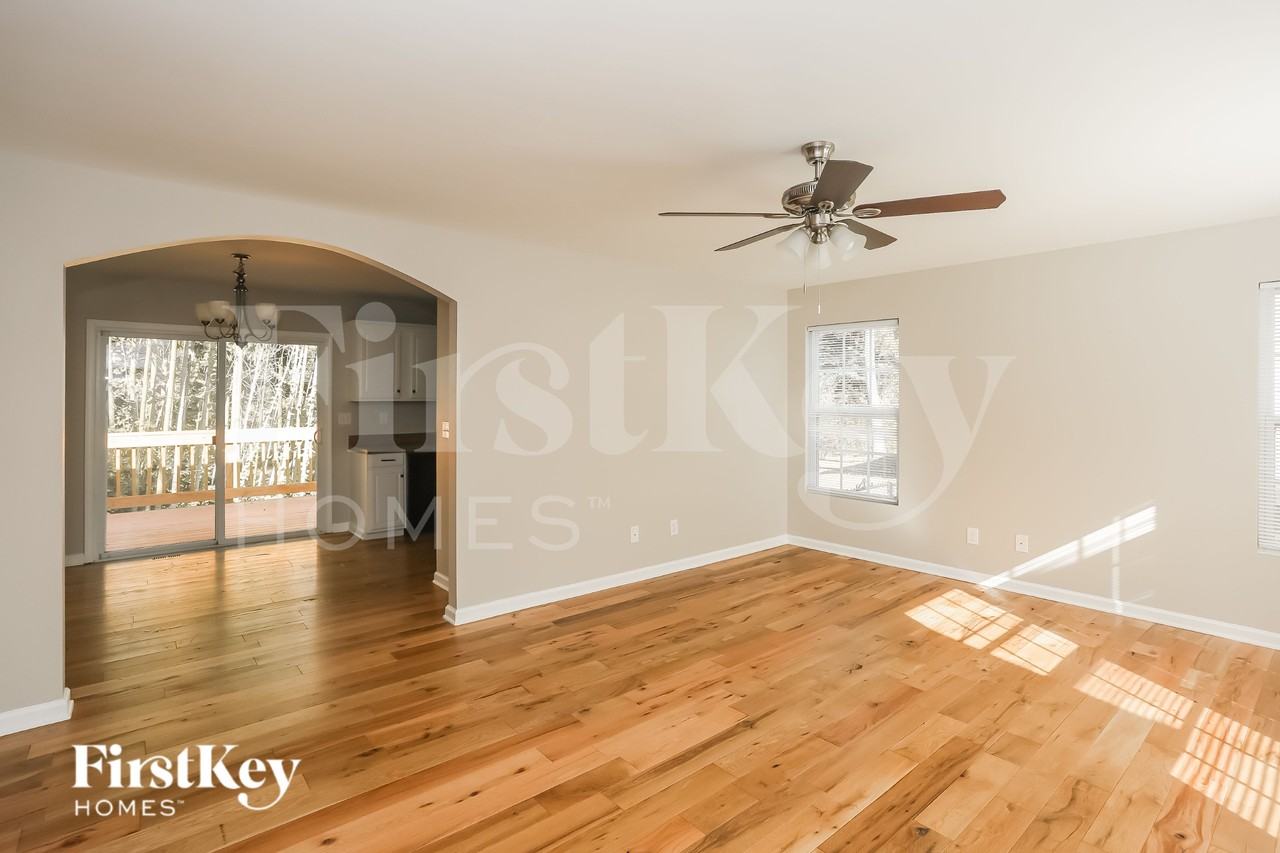 1018 Austin Ave - Photo 6 of 16