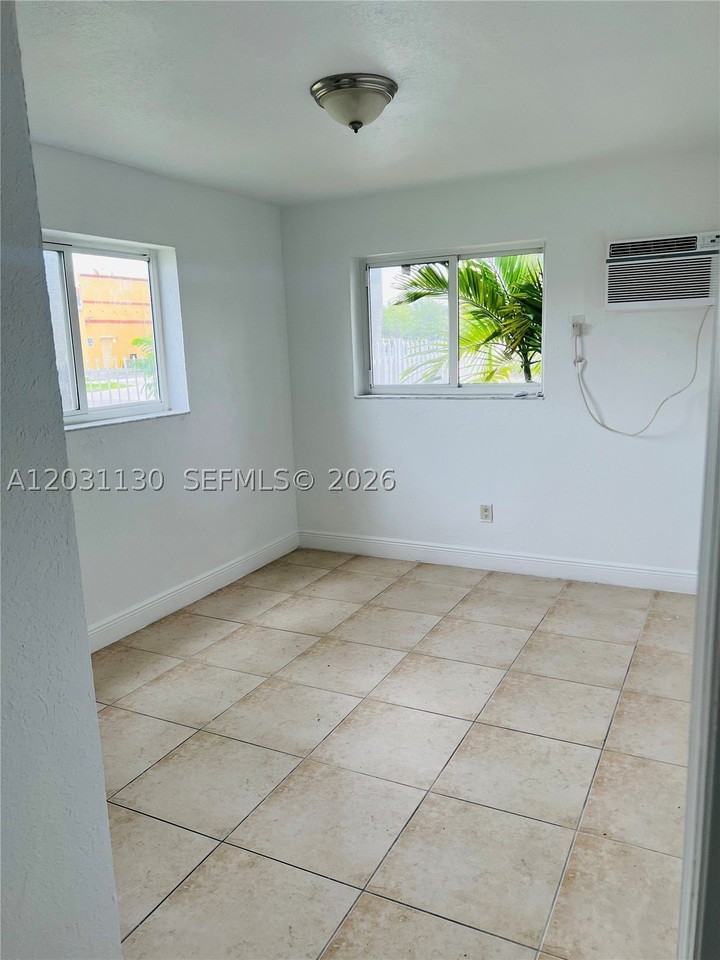 880 Ne 18th Ave #3 - Photo 4 of 11