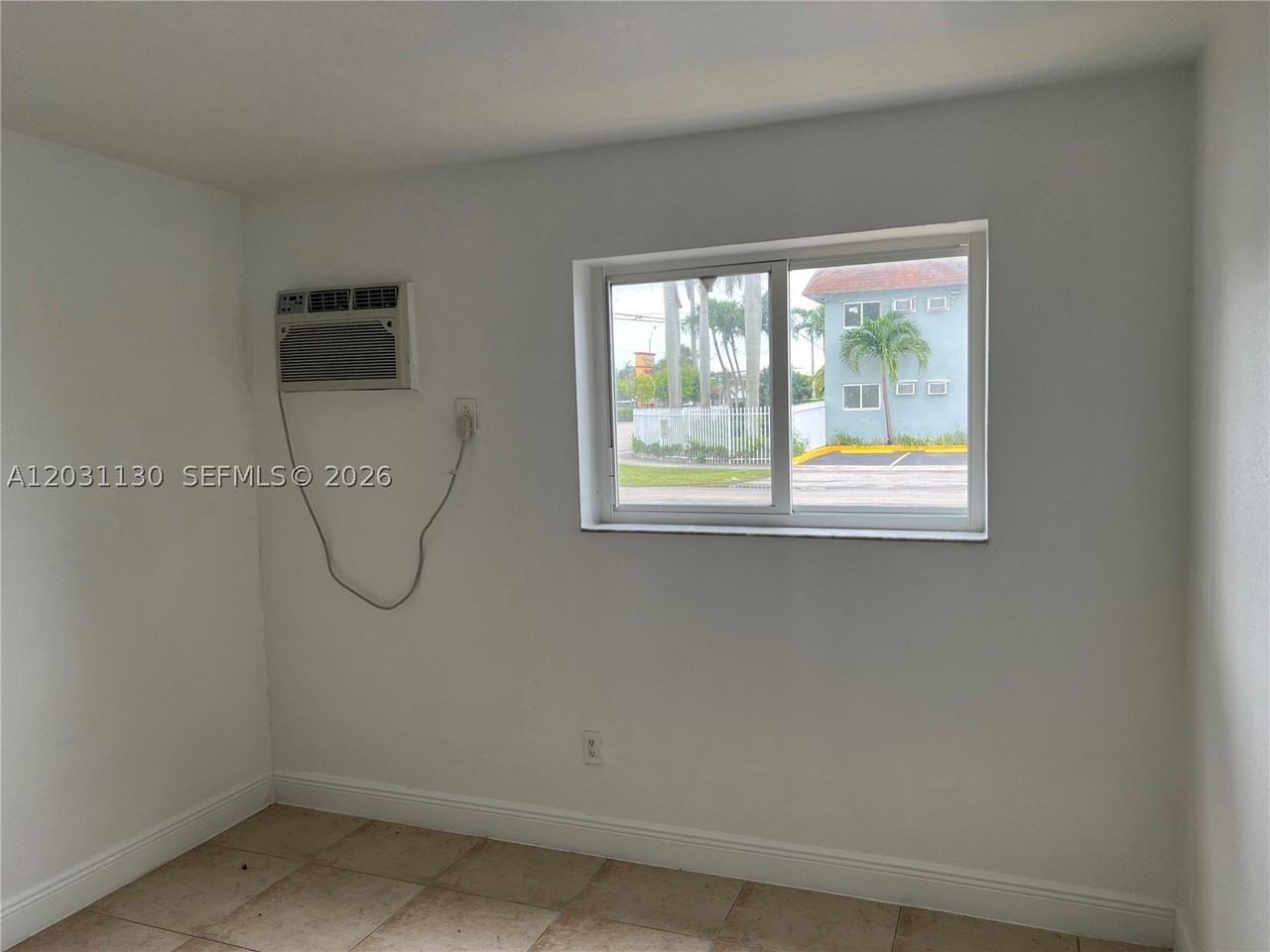 880 Ne 18th Ave #3 - Photo 5 of 11