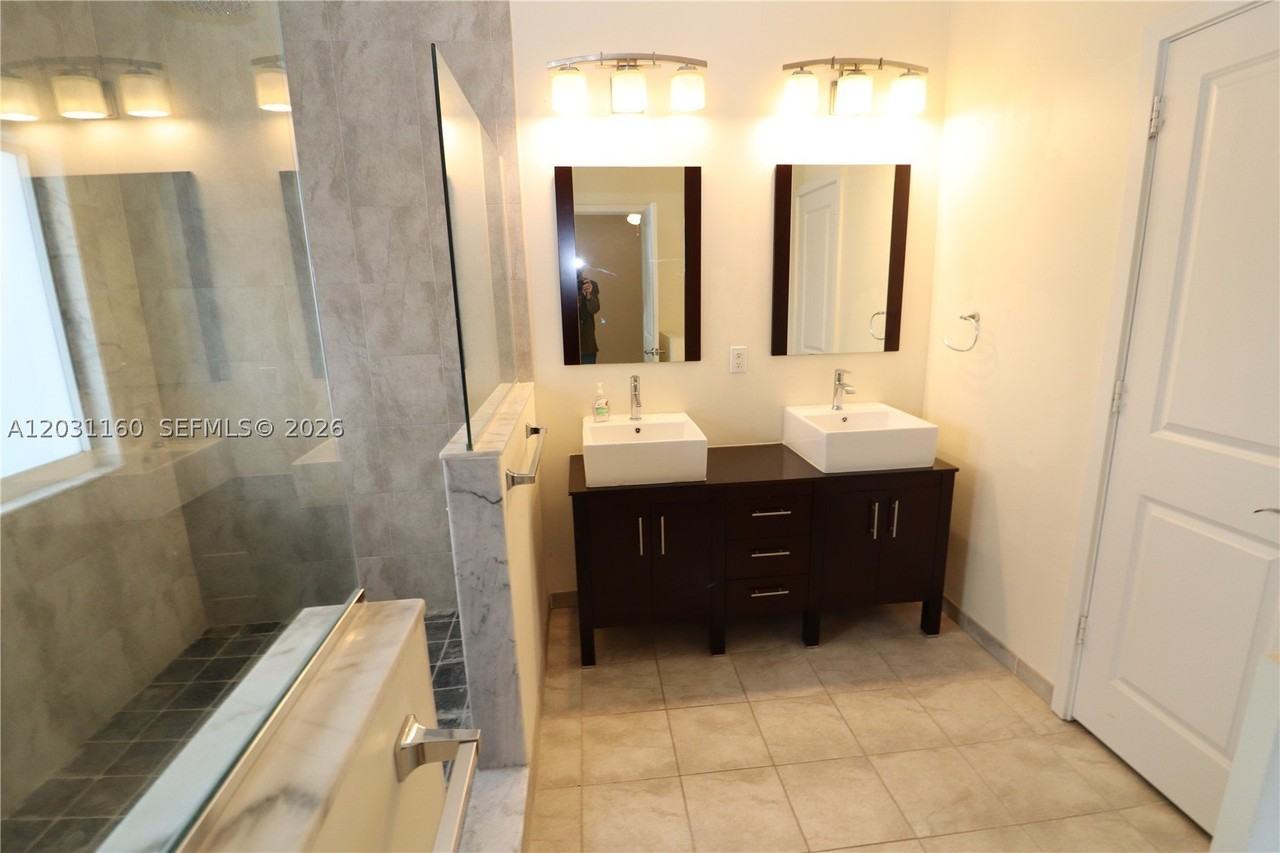609 Ne 28th St #1 - Photo 6 of 30