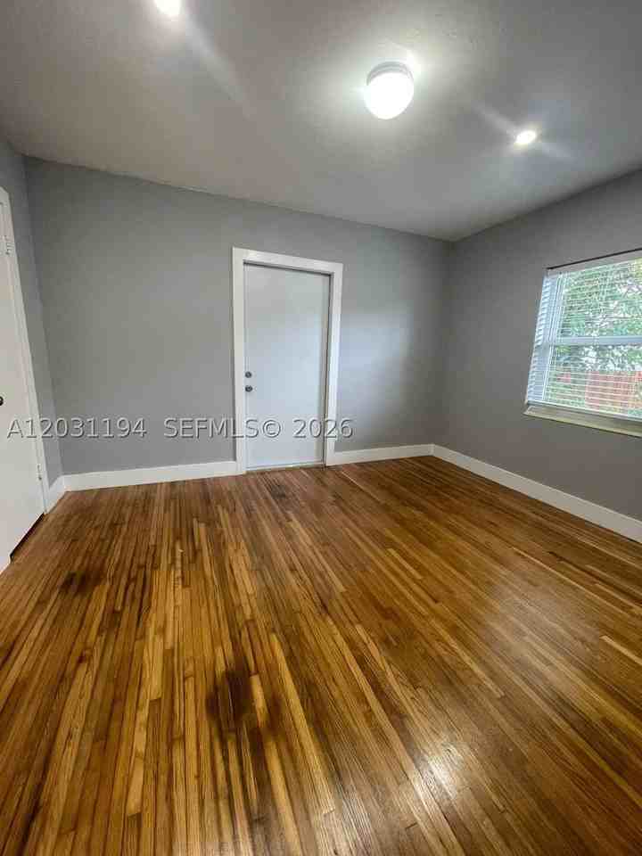 1155 Ne 111th St #E - Photo 4 of 20