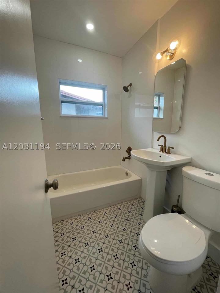 1155 Ne 111th St #E - Photo 5 of 20