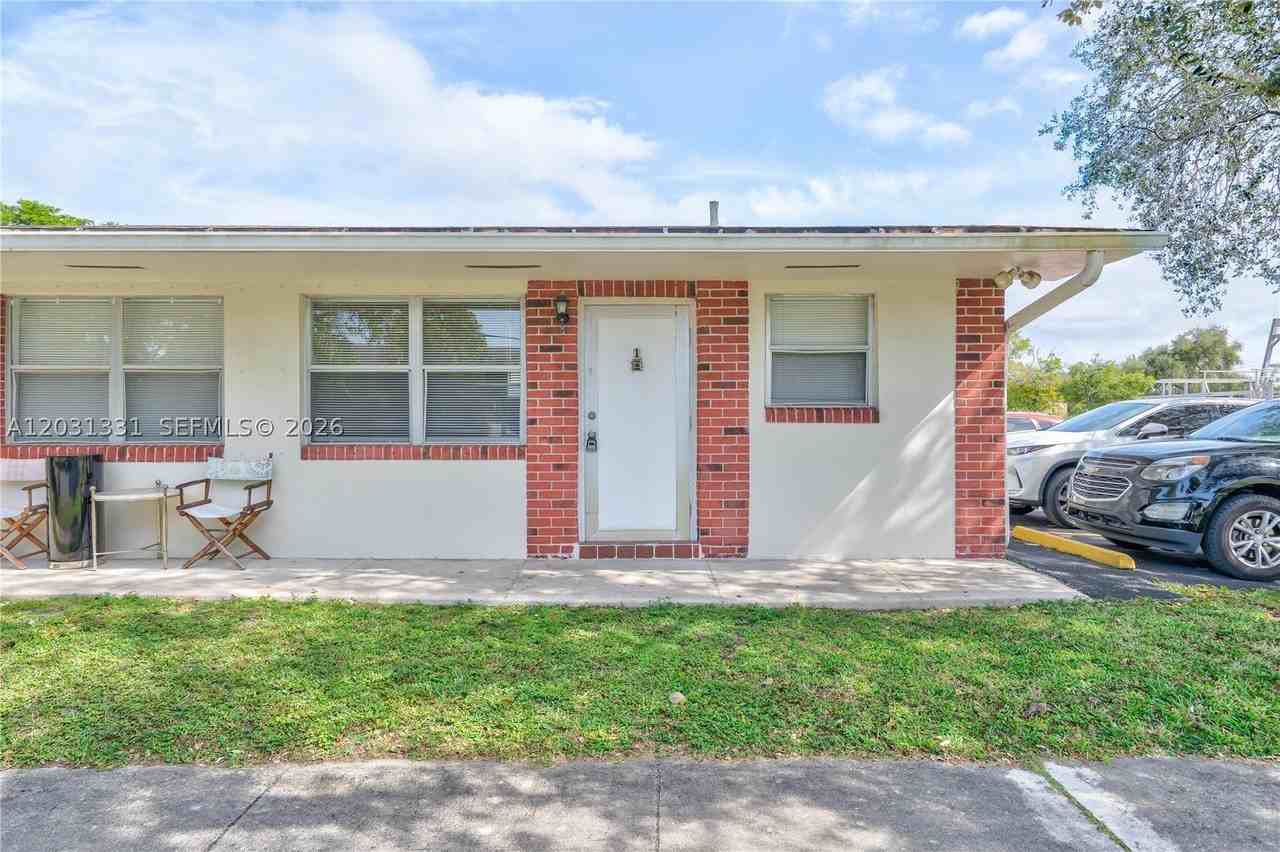 856 Sw 10th St #1 - Photo 3 of 15