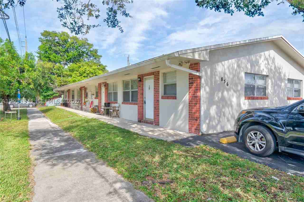 856 Sw 10th St #1 - Photo 4 of 15