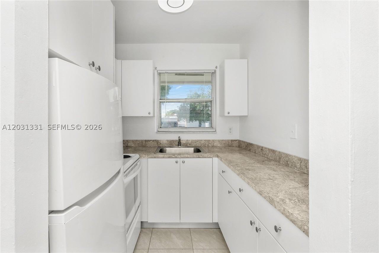 856 Sw 10th St #1 - Photo 7 of 15