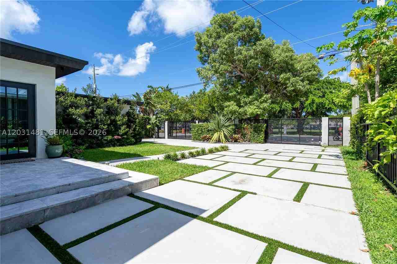 7850 Hawthorne Ave - Photo 6 of 30
