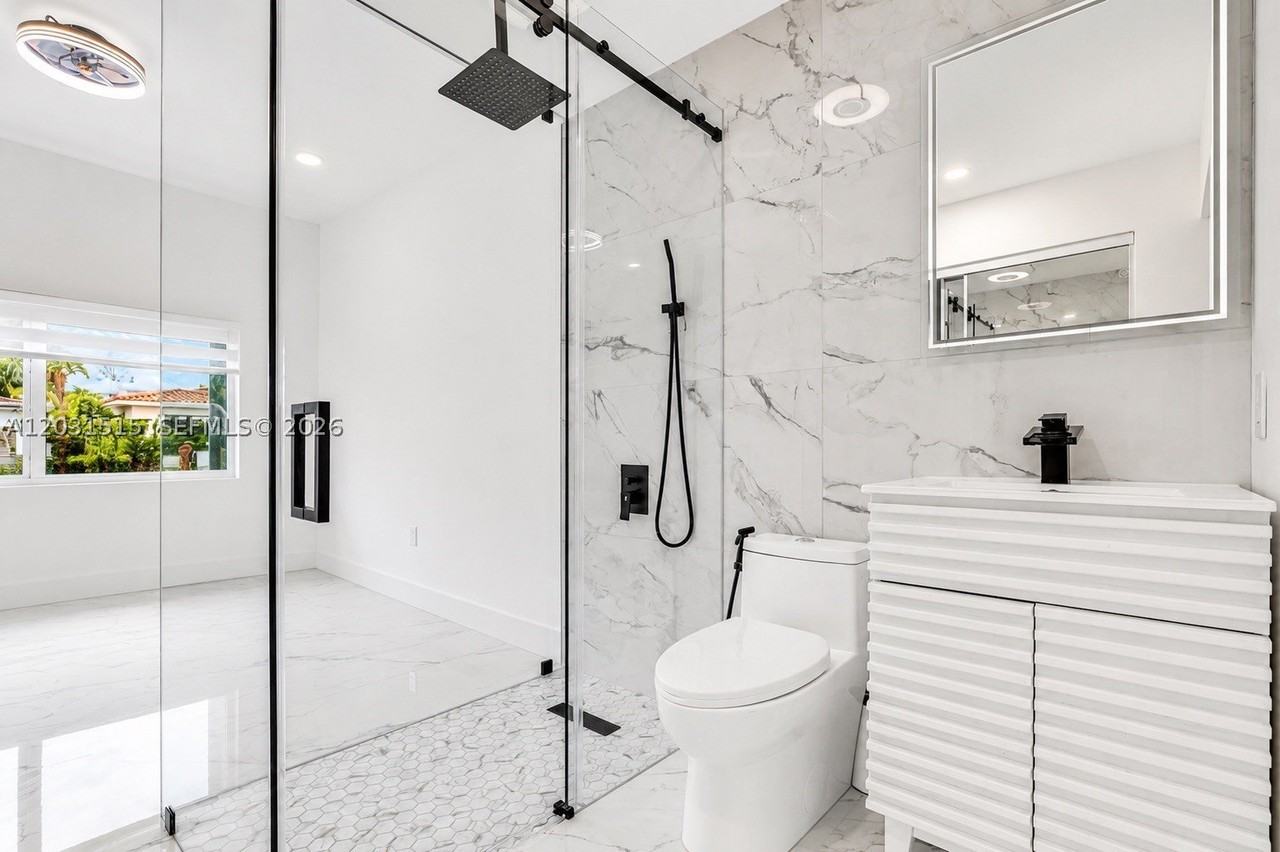 8819 Dickens Ave - Photo 4 of 29