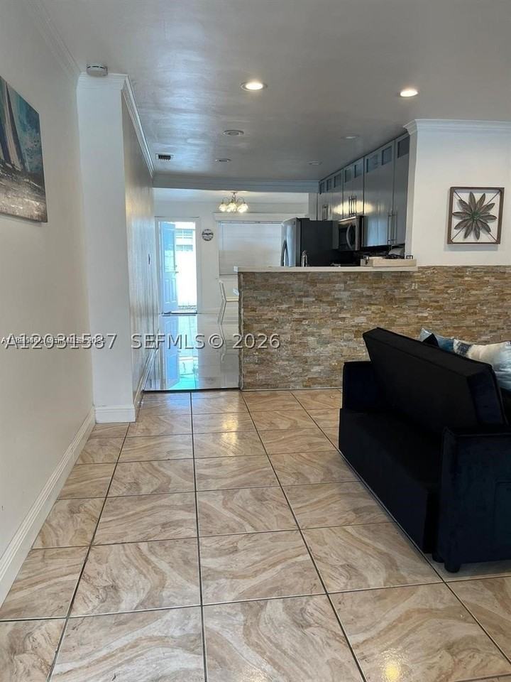 6431 Hayes St - Photo 7 of 13