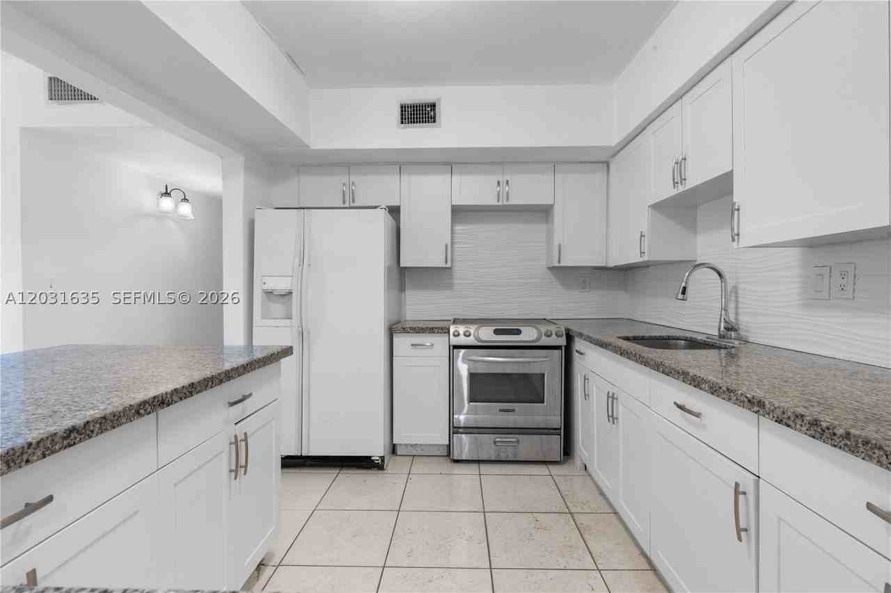 3061 Ne 4th Ave - Photo 4 of 17