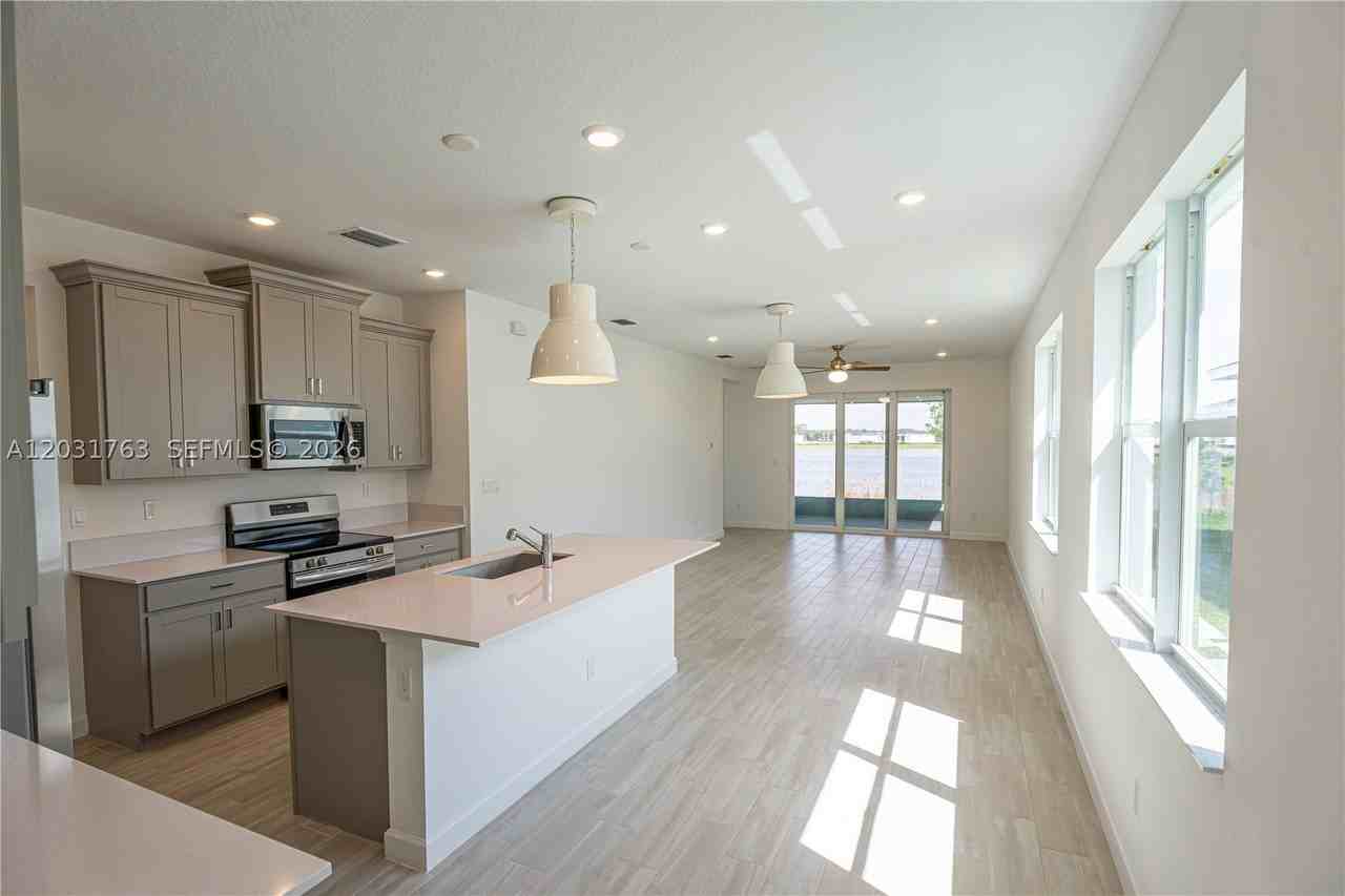 3506 Harborside Ave - Photo 7 of 50