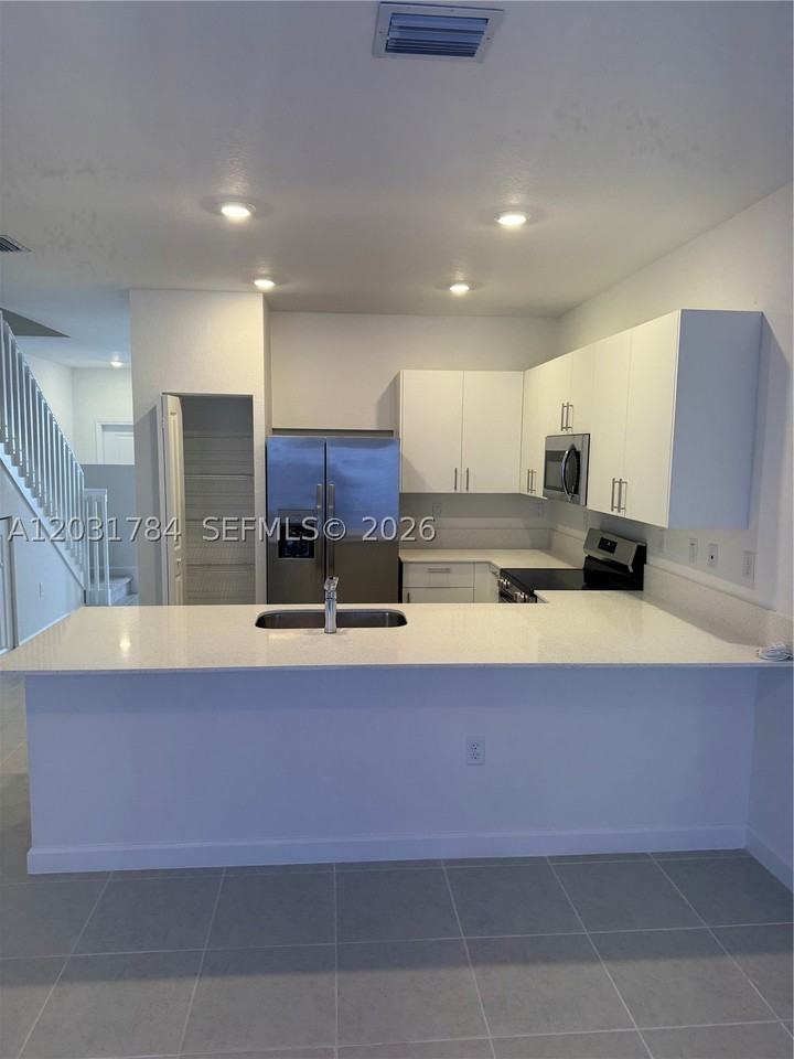 2655 Se 28th Dr #2655 - Photo 2 of 17