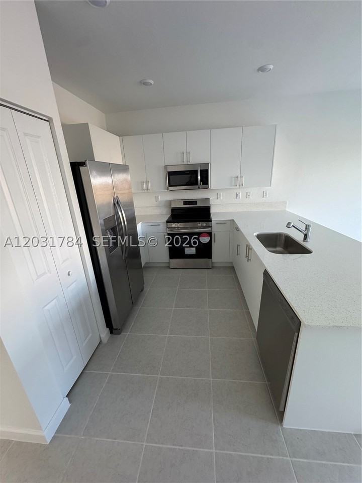 2655 Se 28th Dr #2655 - Photo 3 of 17