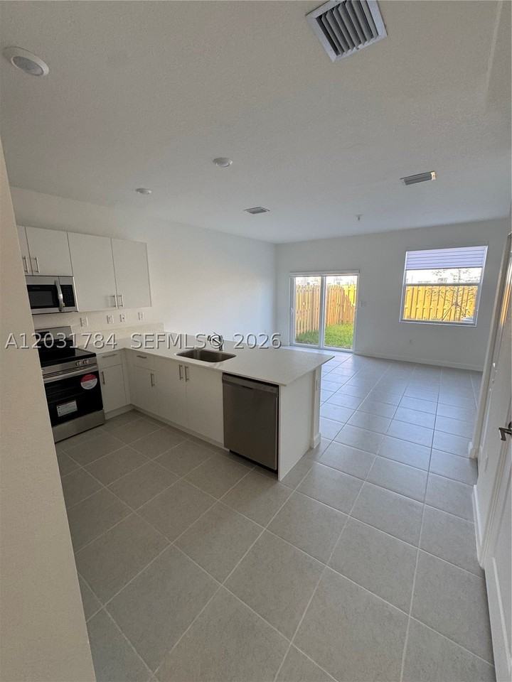 2655 Se 28th Dr #2655 - Photo 4 of 17