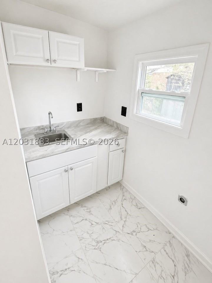 15720 Nw 28th Pl - Photo 3 of 4