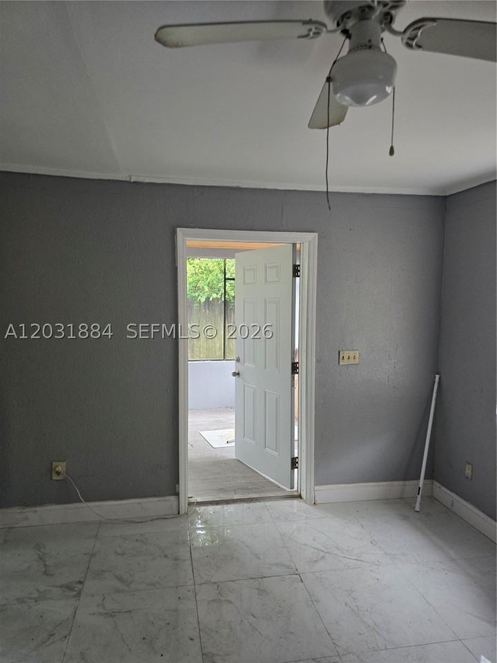 840 Ne 124th St - Photo 2 of 4