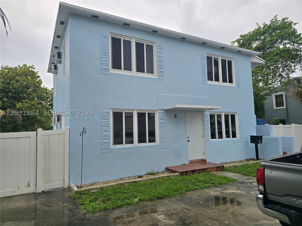 840 Ne 124th St - Photo 3 of 4