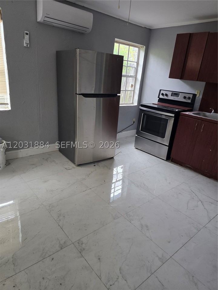 840 Ne 124th St - Photo 4 of 4