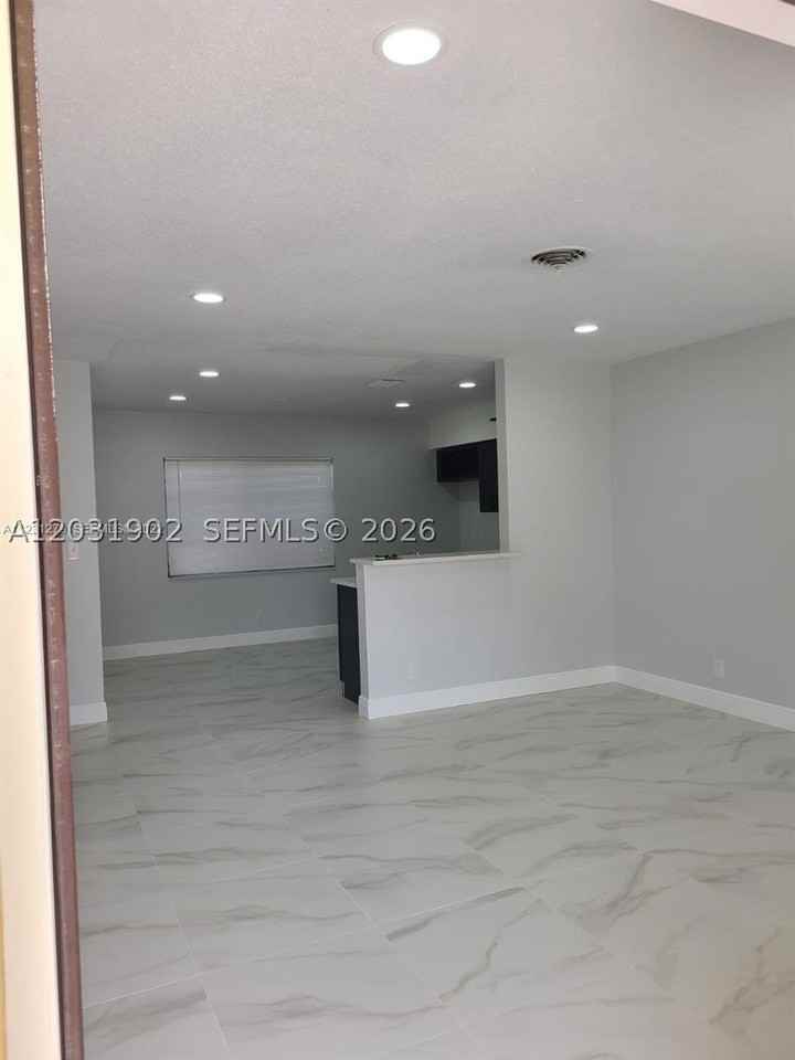 590 Ne 20th St #1 - Photo 3 of 11