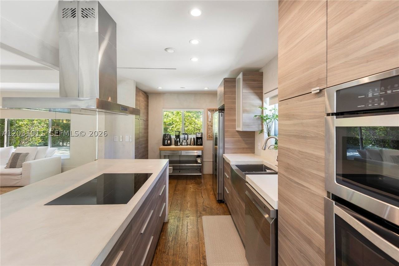 651 Ne 52nd Ter - Photo 6 of 37